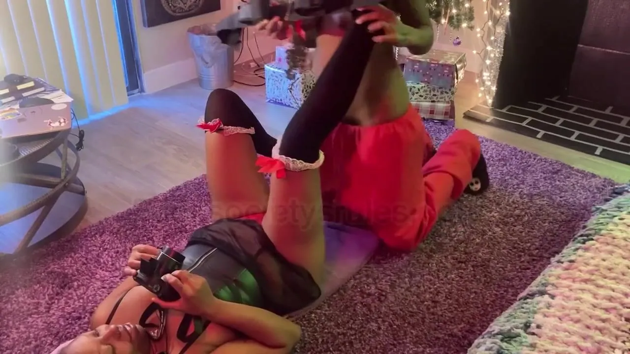 Free Giving A Kiss ( SLUTMAS ????) Porn Video - Ebony 8