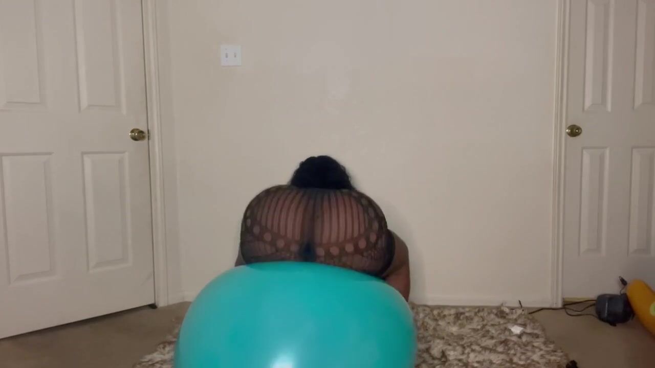Free Black looner bouncing bubble ass on big balloon Porn Video - Ebony 8