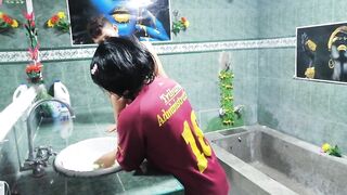 two parte mi entra al baño cuando lo estoy limpiando y se excita viéndome le quito su calentura