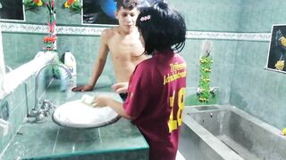 1 parte mi entra al baño cuando lo estoy limpiando y se excita viéndome le quito su calentura