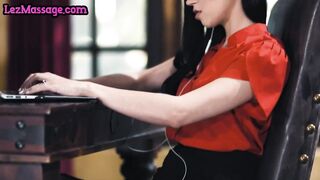 Black masseuse queening working chick