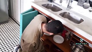 Latin Babe woman takes advantage of the fact that her spouse is not home and screws a worker - Black Creampie Vagina