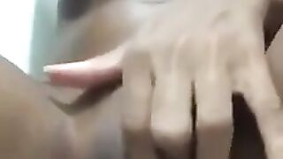 Sexually Excited Teen make her self squirt