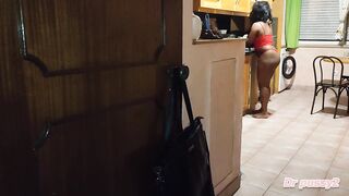 Tia é filmada pelo sobrinho no verão só de tanga e quase é apanhado, mas mesmo assim ele pública o vídeo da gostosa