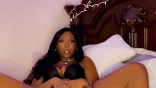 Ebony hotty makes herself squirt!