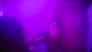 Comi a minha meia-irmã no banho escondido do meu padrasto