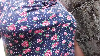 AMATEUR BLACK WITH CONSTRICTED BUTT DESPARATELY PEE NEATLY GET CAUGHT OUTDOOR PEE