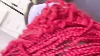 jovencita abano pelirroja mostrando sus atributos