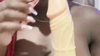 pequeña colombiana de enormes tetas chupa un gran juguete