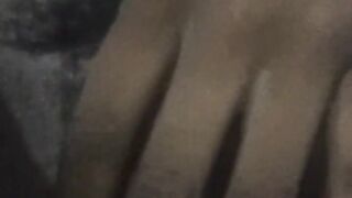 Elle montre son trou poilu avec amour pendant que je suis au travail