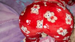 Visito a la SOBRINA de mi esposa en su cuarto y ASÍ de FÁCIL la agarro acostadita en su Cama