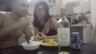 Pareja colombiana bailando y cenando en año nuevo. Latin babe Large booty de cuerpo perfecto