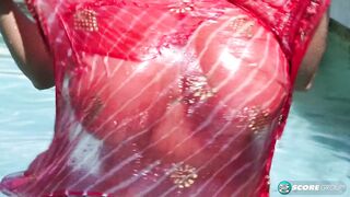 Roxi Red: Bikini Bustin