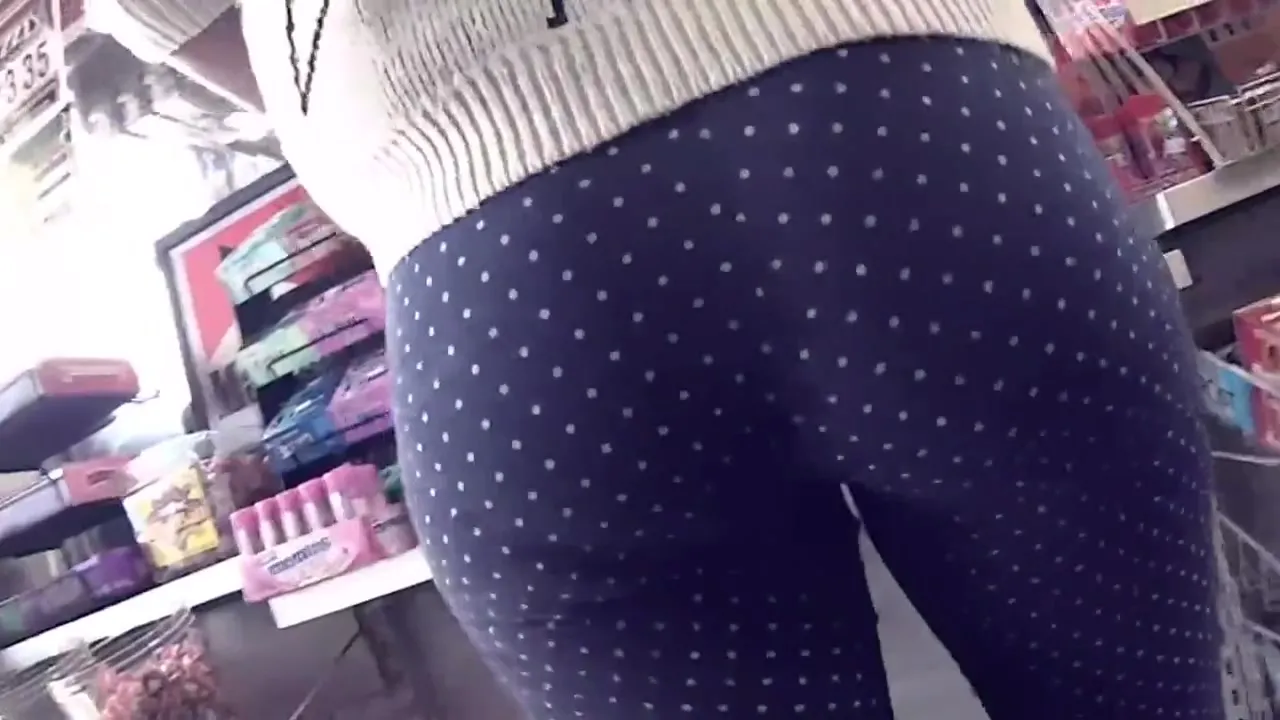 Free Jiggly MILF Candid Booty in Leggings Porn Video