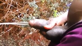 AFRO AMATEUR TEEN PISSING OUTSIDE