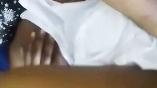 Deslizei um grande vibrador preto dentro dela e ela adorou