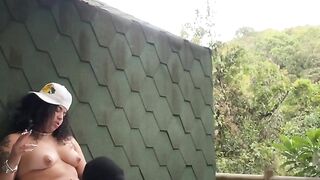 Fumando mientras una perra CHUPA mi arnés como una Polla REAL