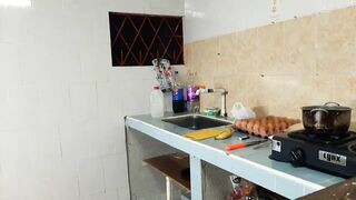 Culona tiene folla en la cocina a joven inseperto