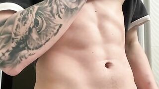 Abs perfecto y polla gruesa