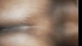 Mi vecina me pide ayuda y termino dándole en su coño