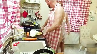 Мачеха соблазняет меня пока я готовлю ужин