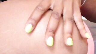 Black Twerks After Showing Her Chubby Cameltoe