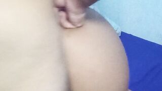 Chorei muito dando minha buceta apertada com plug no cuzinho