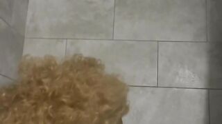 Black hotty masturbates in shower