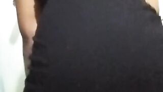 Magrinha dançando sem calcinha para o namorado.