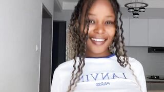 Hawt candy invites u to visit and blows u a kiss