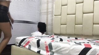 enfermera cachonda se folla al loco que tienen internado ya que tiene una gran verga