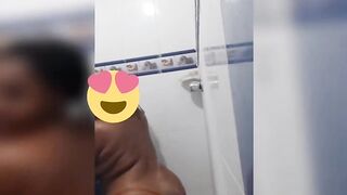 Culo grande en la ducha