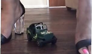 Large feet giantess crushing car