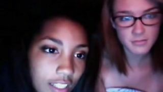 Cam Mo Sound: 2 Teens Flash Their Tits And Masturbate
