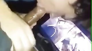 Guy Nuts while she keeps Sucking