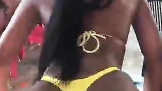 carioca rebolando na festa