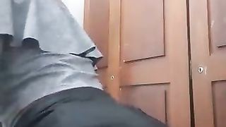 Novinha magrinha balançando a bunda e mostrando a sua gostosuras