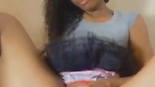 Ébène noir chatte ovale se masturbe devant la camera