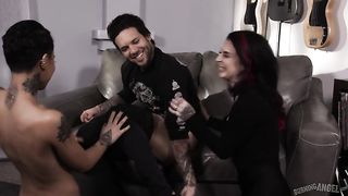 Tattooed man is fucking a super sexy babe he likes a lot, in her apartment