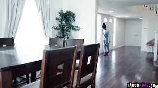 Excited teen Scarlit Scandal seduces the delivery man and wishes him to bang her