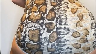 Large Butt Black Sneak to Ride and Squirt on Sex Toy in Baths at Party