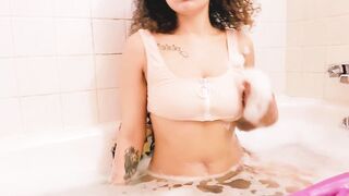 Small Mixed Hotty Smokin' and Teasing u in the Bubble Bath♡