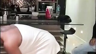 Morena provocando o amigo